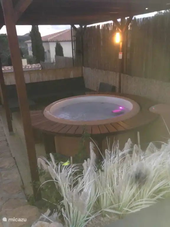 pour 6 personnes jacuzzi extérieur