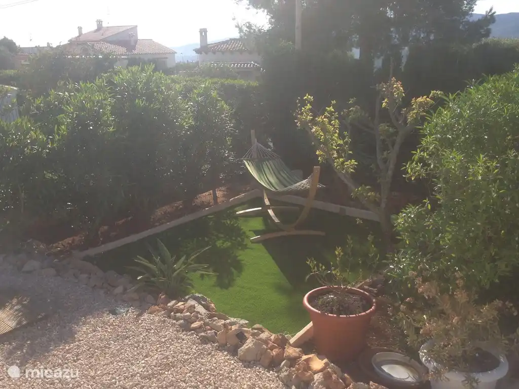 pelouse de luxe pour se détendre avec hamac