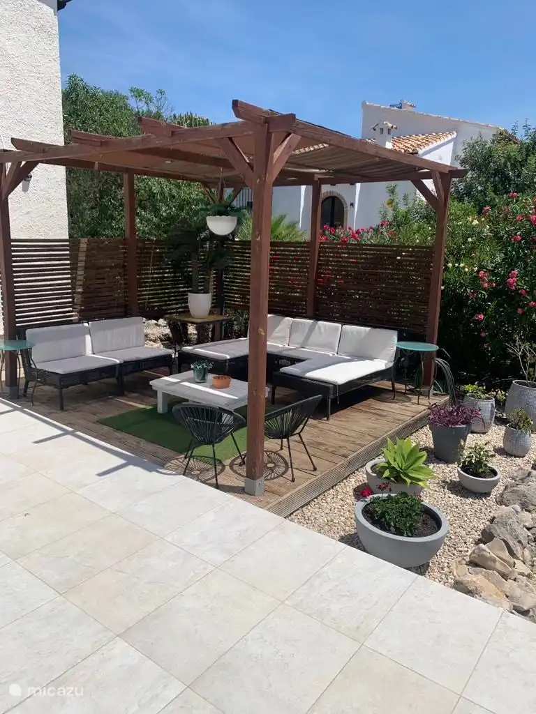 joli salon aménagé sous la pergola 