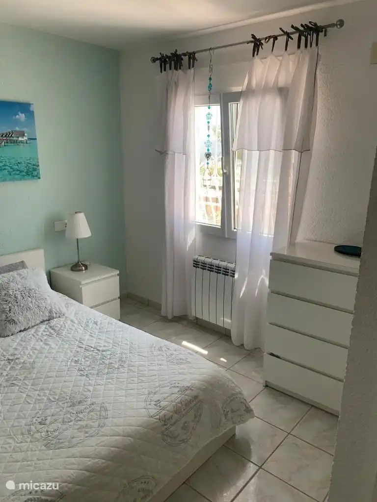 La plus grande chambre avec salle de bain attenante 