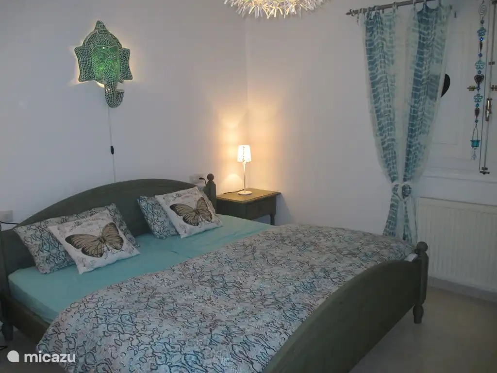 1 des 3 chambres avec grand lit 180x200 et placards