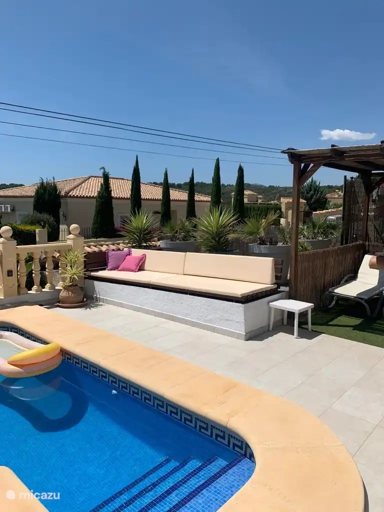 joli canapé de salon au bord de la piscine 