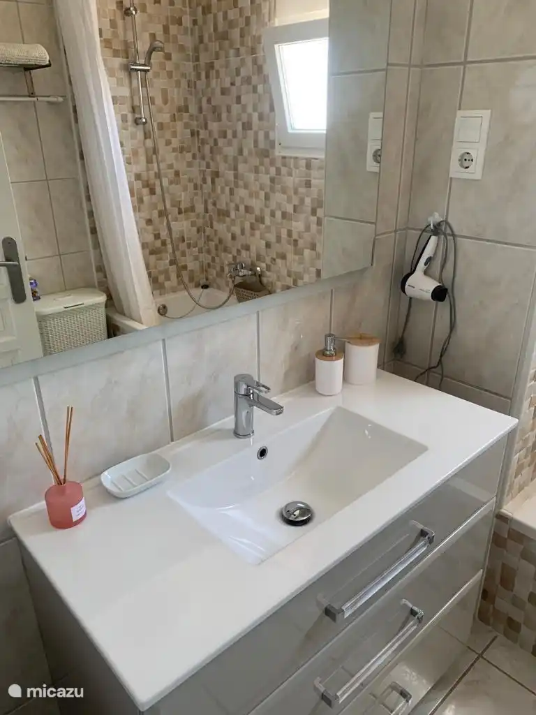 salle de bain avec transat et grand meuble vasque 