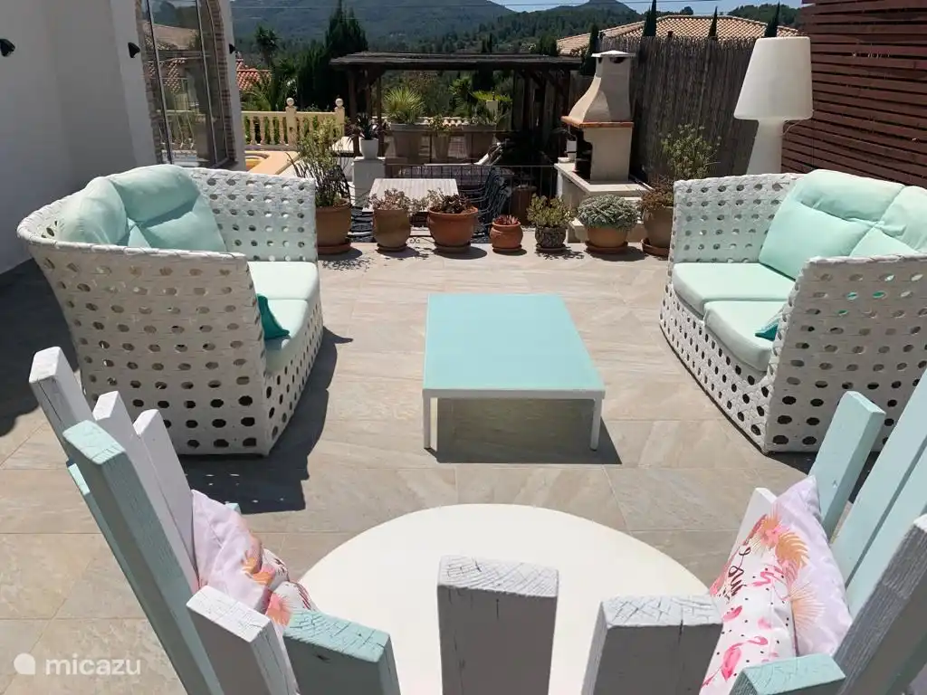 beaux canapés situés en privé sur la terrasse latérale 