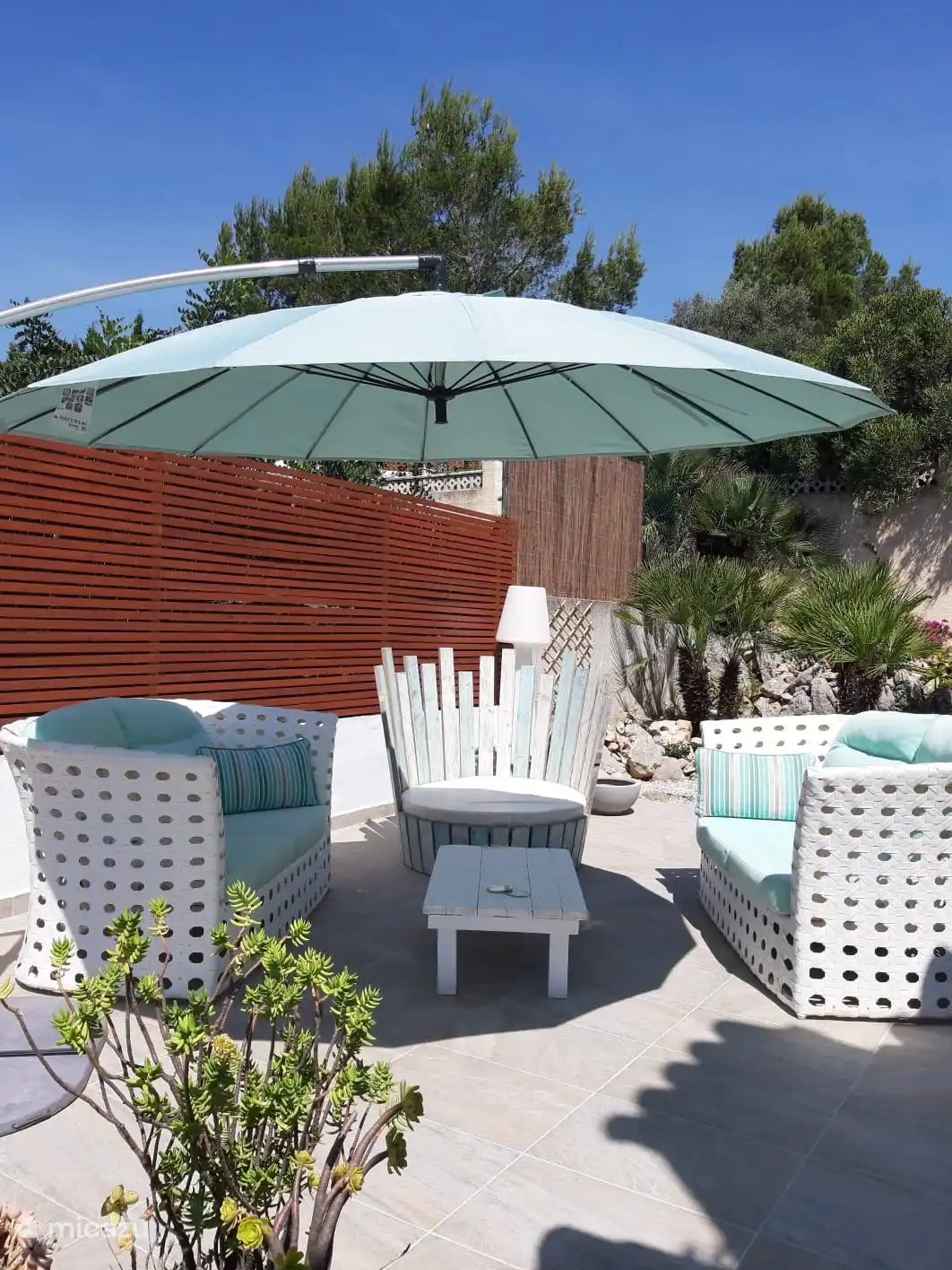 belle terrasse latérale privée 