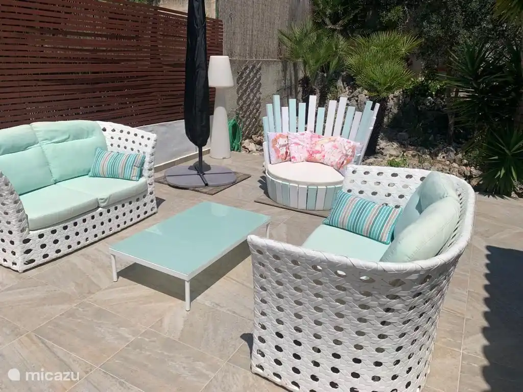 notre terrasse latérale située au rez-de-chaussée de la maison 