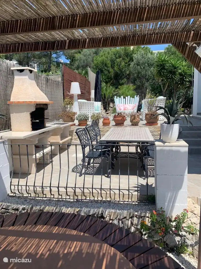 depuis le BBQ vue sur la terrasse latérale 