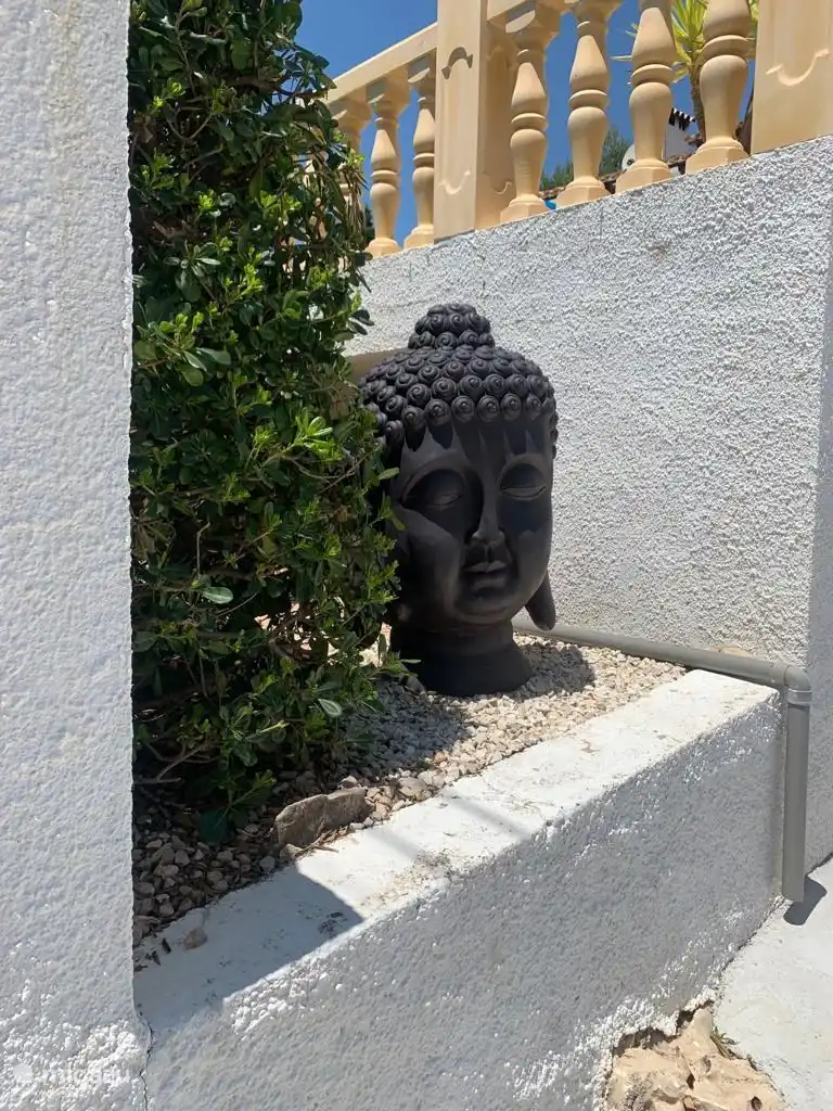 Lorsque vous entrez, vous êtes accueilli par ce Bouddha à gauche 