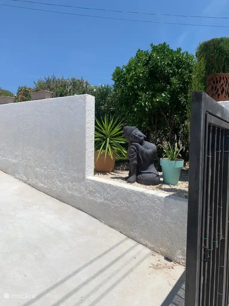 En entrant dans le Bouddha à droite dans le petit jardin 