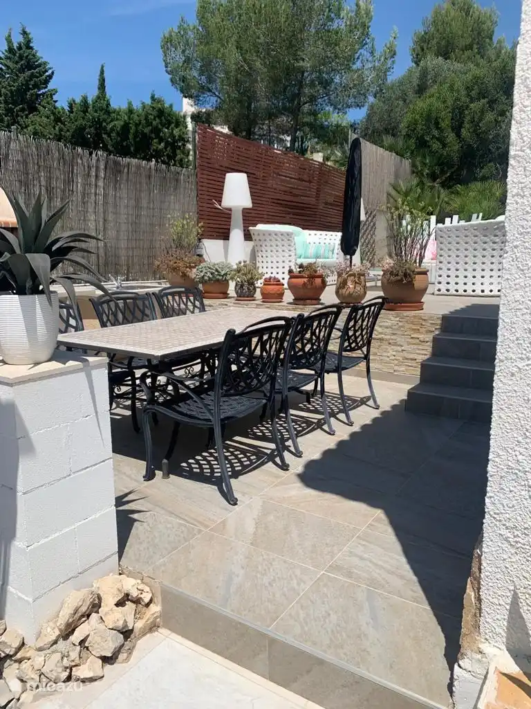 grande table à manger près du BBQ 