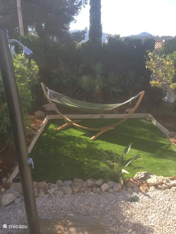 jardin privé avec arbres fruitiers et hamac