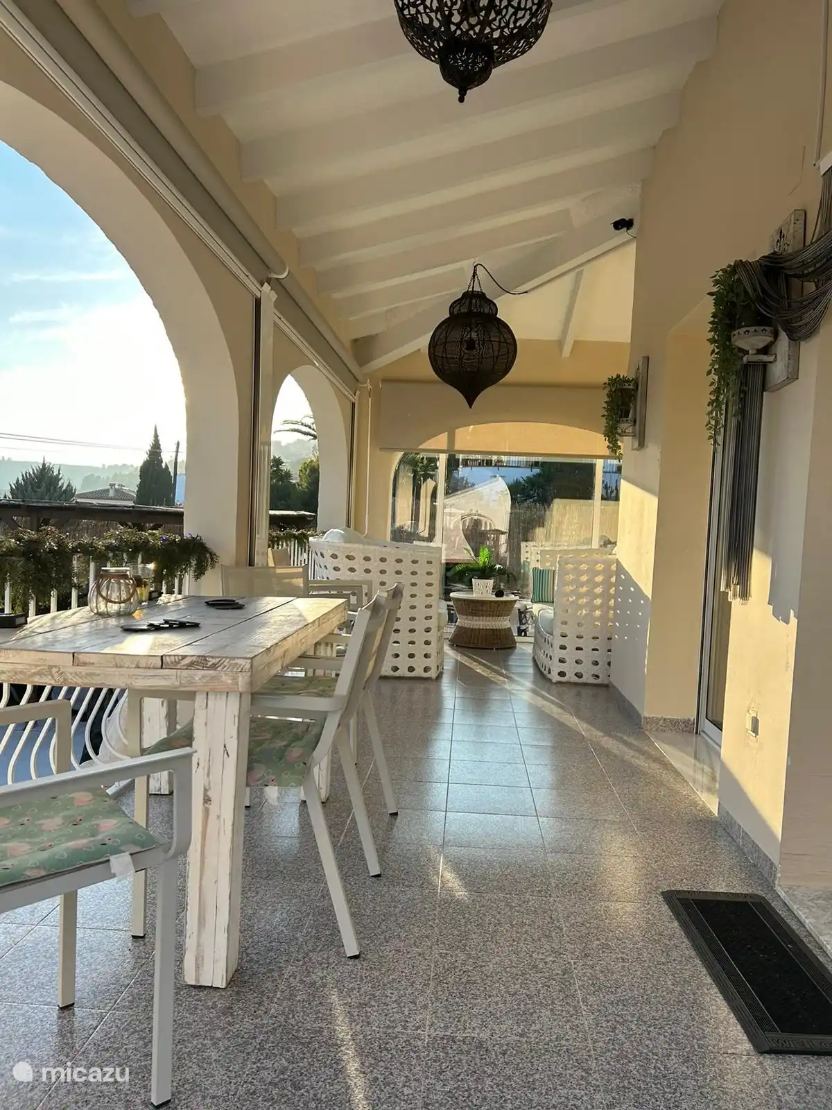 terrasse intérieure couverte de protections solaires 