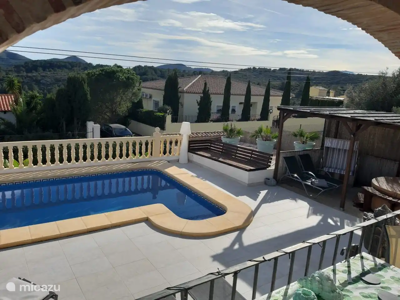 Belle vue de la terrasse supérieure et du salon