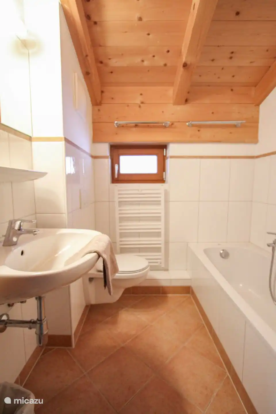 Badkamer met ligbad en toilet bovenverdieping