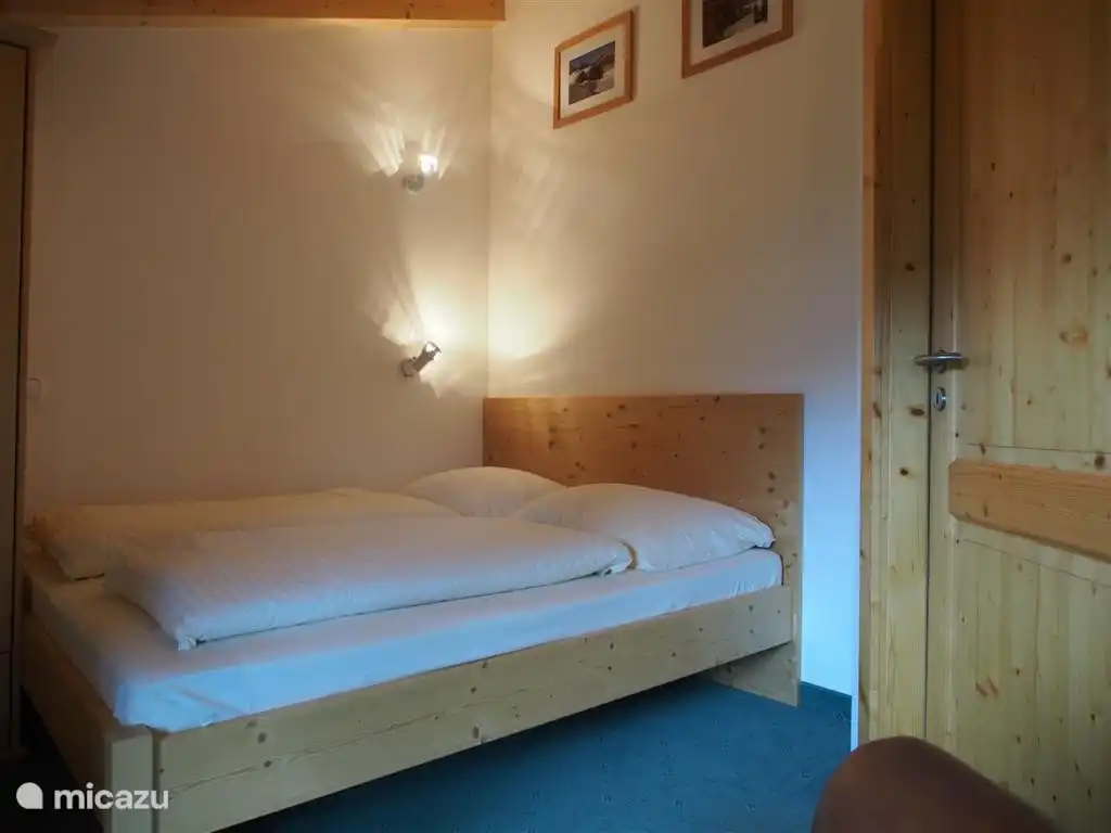 Schlafzimmer mit Doppelbett