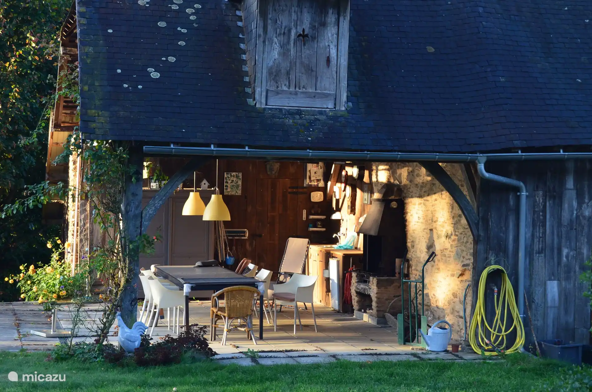 überdachte Terrasse am Pool