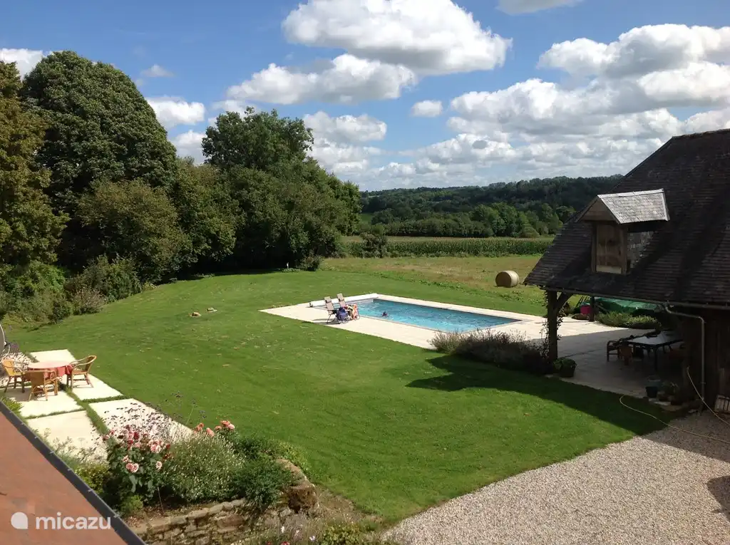 Pool und überdachter Terrasse aus dem Haus gesehen