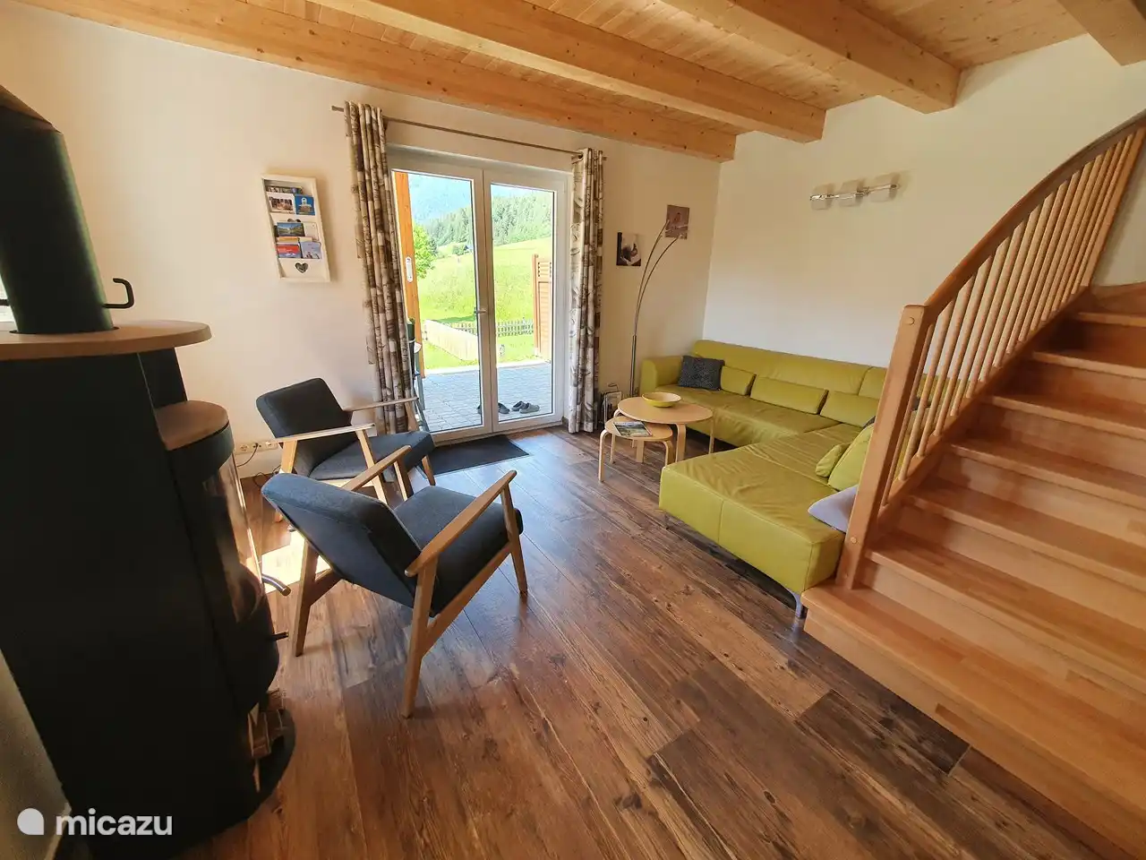 Séjour confortable avec salon spacieux avec vue sur la piste de ski, les montagnes et la terrasse au sud-ouest