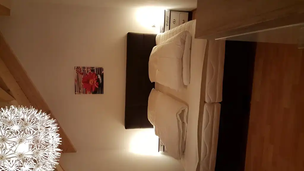 Chambre spacieuse (1) avec un excellent sommier à ressorts, de nombreuses options de rangement et un grand balcon sur sud-ouest