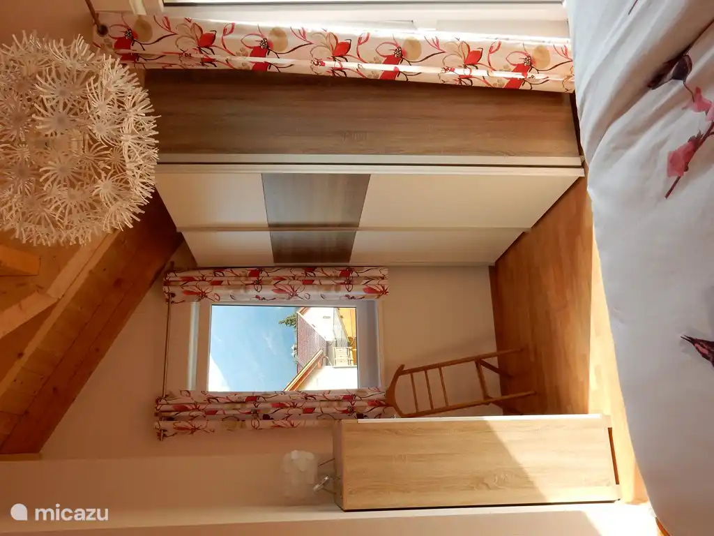 Chambre (1) avec beaucoup d'espace de rangement.