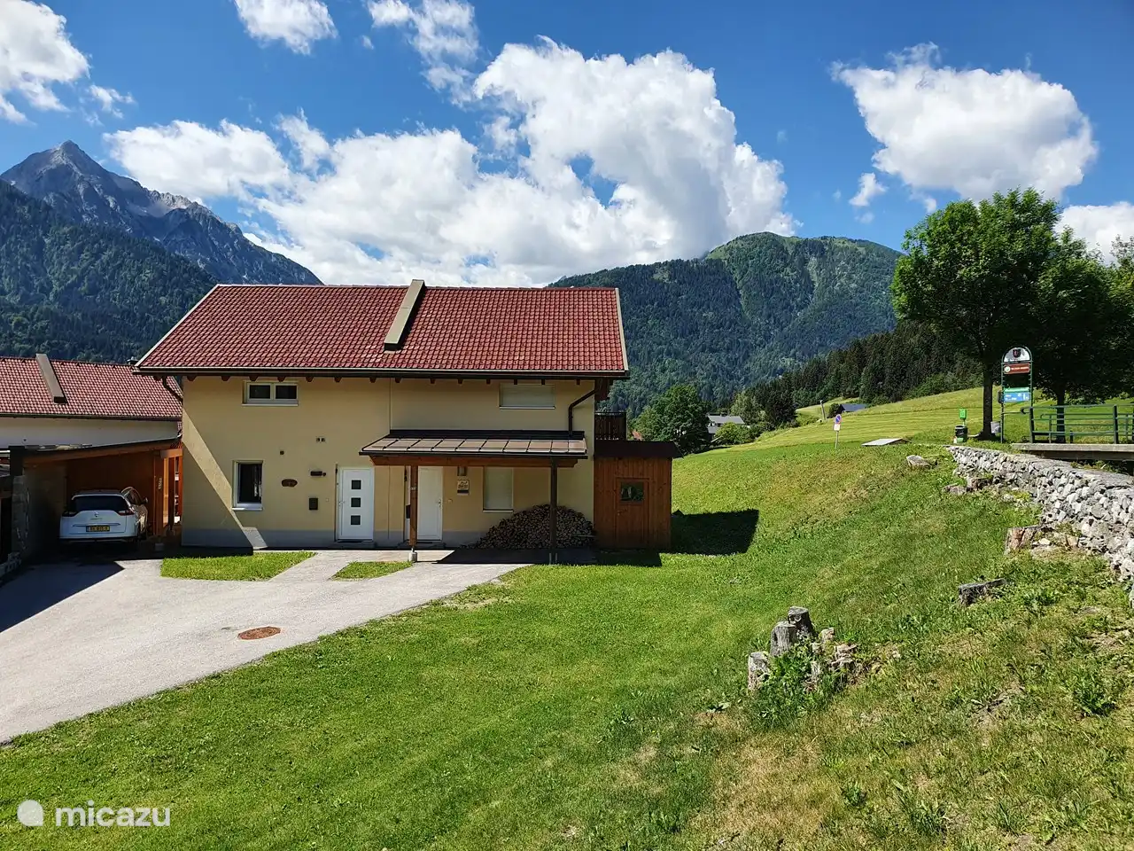 Entrée de la maison avec carport