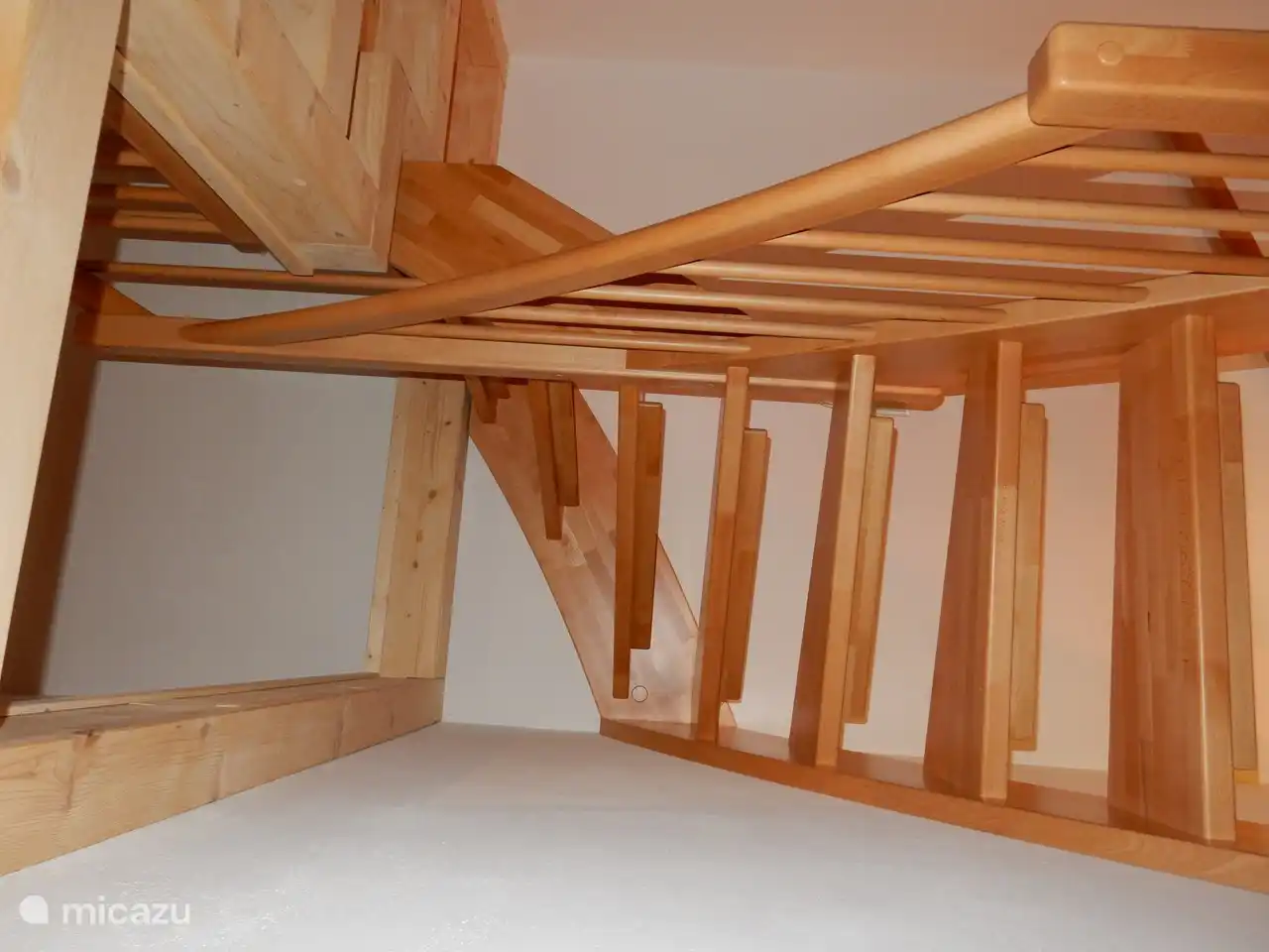 Escalier vers la chambre mansardée