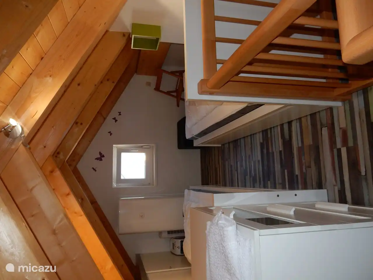 La chambre mansardée est équipée de 2 lits de 2,00 x 90