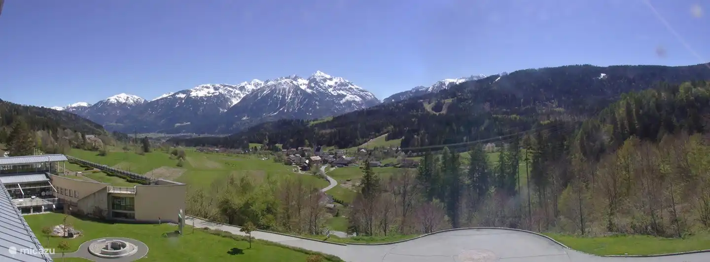 Vue de Laas vers les montagnes près de Kötschach-Mauthen