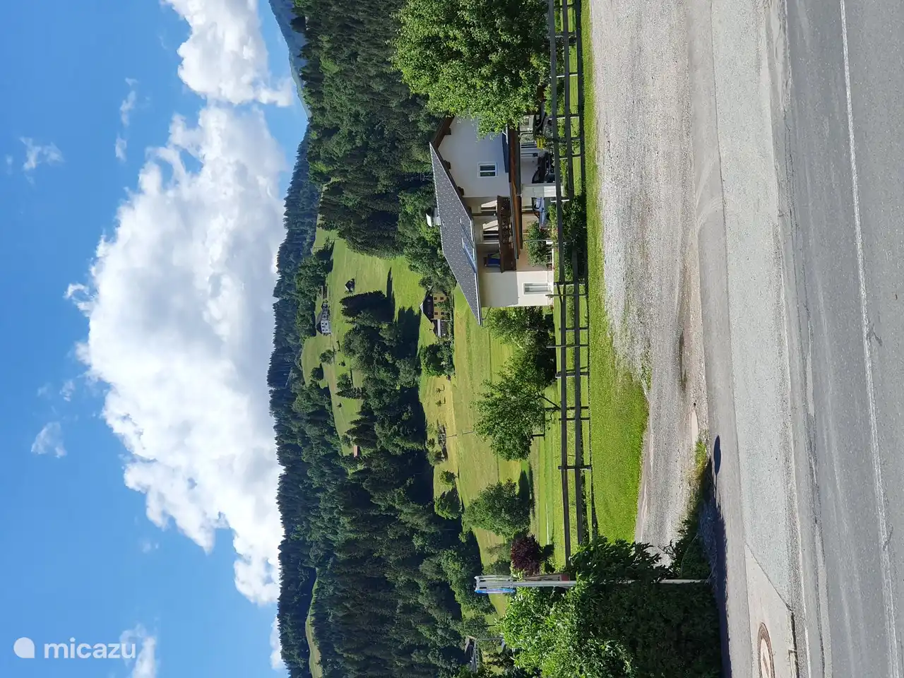 Vue sur la piste de ski de Kötschach au printemps