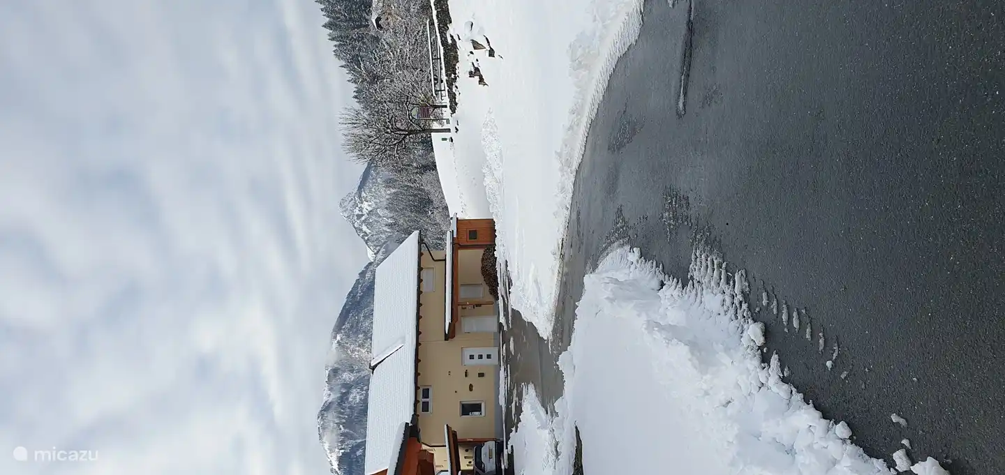 la route d'accès à notre Chalet. La maison à gauche.