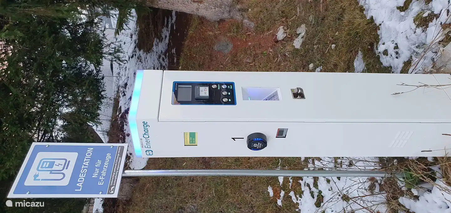 Il y a 2 bornes de recharge pour voitures électriques à moins de 100 m à pied