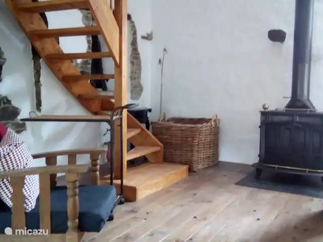 Gîte Rouge, Menil Vin, Normandie | France, Orne, Ménil-Vin - maison de vacances Salon avec escalier et poêle à bois