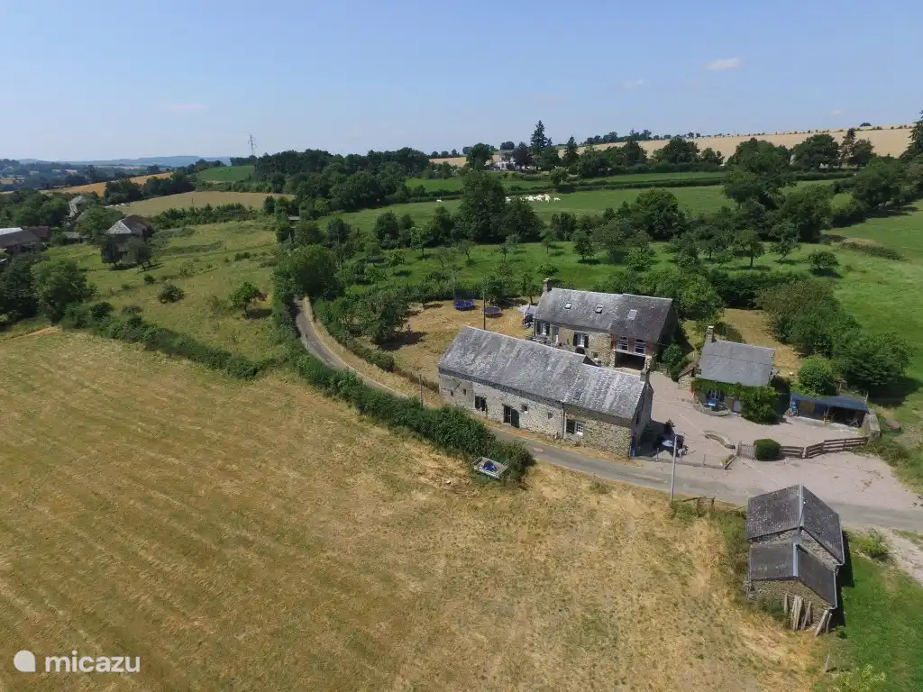 De 3 gites vanuit de lucht, voorste Gite is Gite Rouge