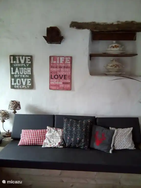 Gedeelte van de zithoek in de woonkamer