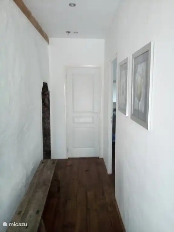 Hal met deur naar toilet en slaapkamer beneden.