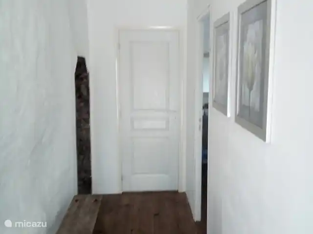 Gîte Rouge, Menil Vin, Normandie | France, Orne, Ménil-Vin - maison de vacances Hall avec porte aux toilettes et chambre en bas.