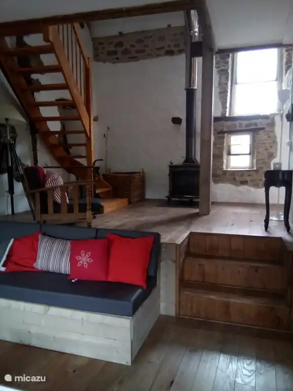 Woonkamer met houtkachel.