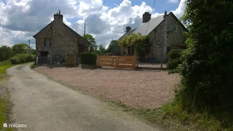 Vooraanzicht vanaf de weg naar de 3 gebouwen, Gite Bleu, Gite Rouge en La Ferme Blanche
