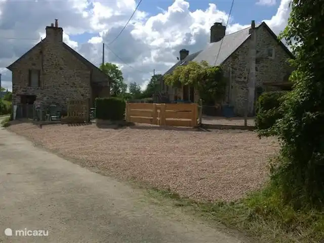 Gîte Rouge, Menil Vin, Normandie | France, Orne, Ménil-Vin - maison de vacances Vue de face depuis la route vers les 3 bâtiments, Gite Bleu, Gite Rouge et La Ferme Blanche