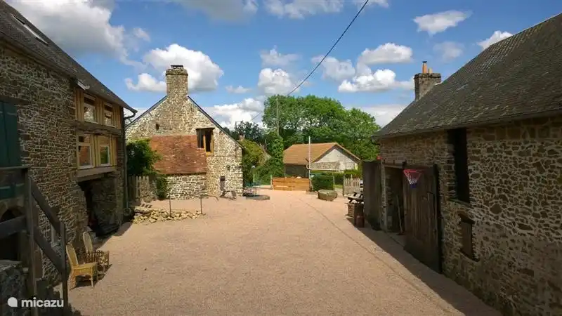Het middenterrein met links La Ferme Blanche, rechts Gite Rouge en achteraan Gite Bleu