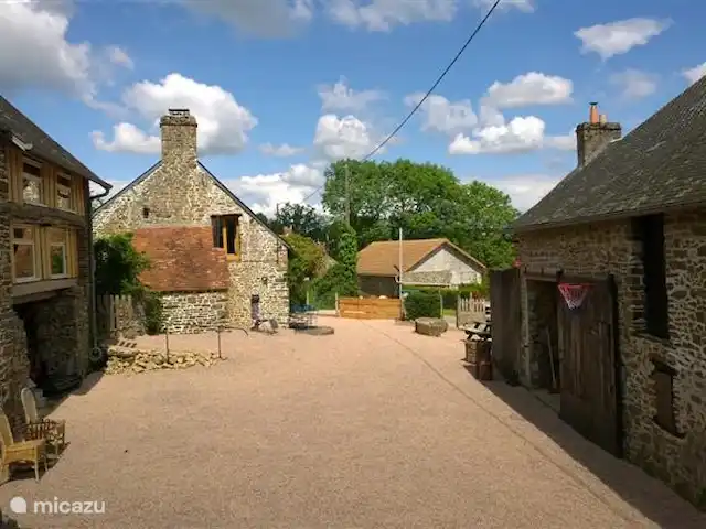 Gîte Rouge, Menil Vin, Normandie | France, Orne, Ménil-Vin - maison de vacances La zone centrale avec La Ferme Blanche à gauche, Gite Rouge à droite et Gite Bleu à l'arrière