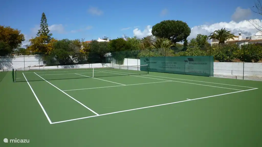 Der Tennisplatz (im Jahr 2014 renoviert) befindet sich an der Vorderseite des Hauses, so dass das Tennisspiel nicht die Gäste rund um den Pool hindert. Der Tennisplatz hat an der Rückseite und an den Seiten genügend Zeit im Freien, um eine schöne tennisspiel zu spielen.