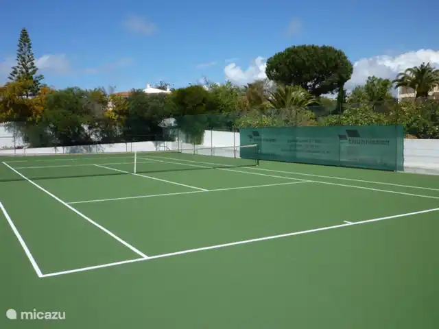 Casa comme Videiras | Portugal, Algarve, Carvoeiro - villa Le court de tennis (rénové en 2014) est situé à l'avant de la maison, afin que la partie de tennis ne dérange pas les hôtes autour de la piscine.
Le court de tennis a suffisamment d'options à l'arrière et sur les côtés pour jouer une belle partie de tennis.