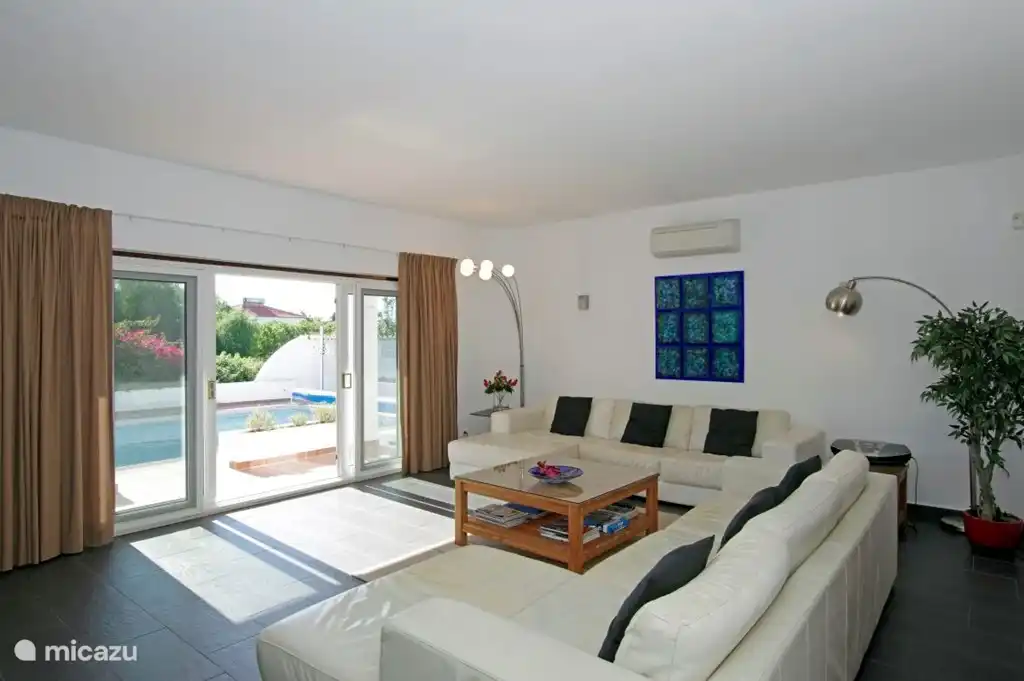 Gemütliches Wohnzimmer mit TV-Ecke, Kamin / Holzofen und Schiebetüren auf der Welle