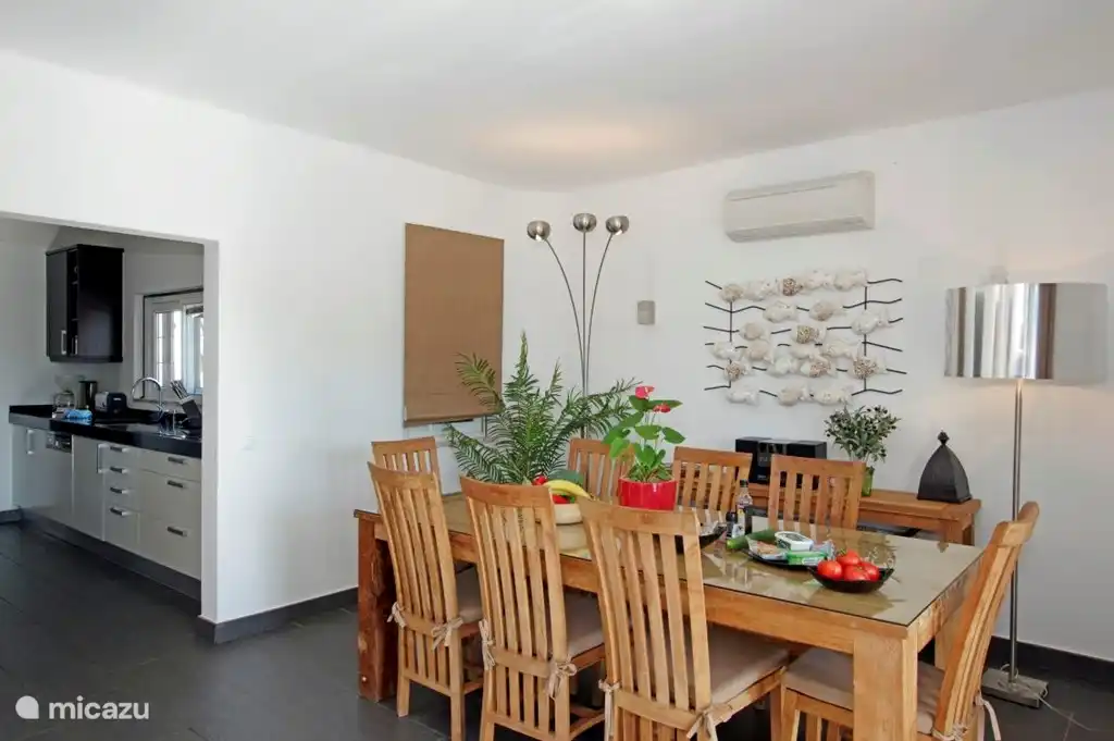 Esszimmer mit Teak-Esstisch und Stühlen und Schiebetüren auf den (teilweise überdacht), Terrasse