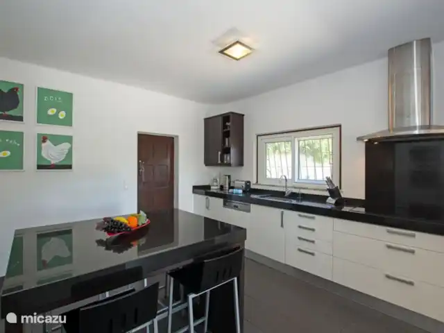 Casa comme Videiras | Portugal, Algarve, Carvoeiro - villa Cuisine moderne et élégante avec tous les appareils encastrables imaginables (plaques à induction, hotte aspirante, lave-vaisselle, réfrigérateur avec compartiment congélateur), presse-agrumes, cafetière et expresso, sandwicherie, grille-pain, etc.