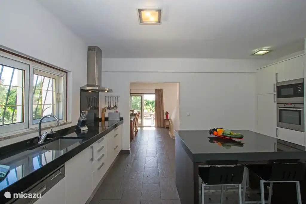 Die Küche ist direkt mit dem Esszimmer verbunden und die Terrasse ist von der Küche aus erreichbar.