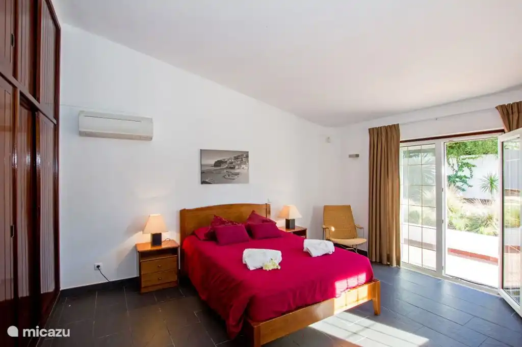 Bild 2 Schlafzimmer 1 Das Schlafzimmer verfügt über Französisch-Fenster und ein Doppelbett 140 x 200 cm.