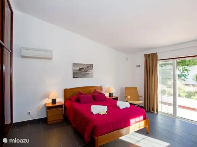 Casa comme Videiras | Portugal, Algarve, Carvoeiro - villa Photo 2 de la chambre 1. Cette chambre a des portes-fenêtres donnant sur le jardin et un lit double de 140 x 200 cm.