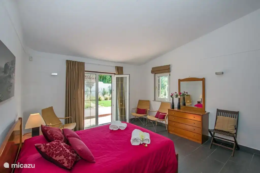 Schlafzimmer 1. Alle Zimmer sind mit einem Holzkohlegrau Fliesenboden, Stuck Wänden und Decken, eine Kommode und Einbauschränken ausgestattet.